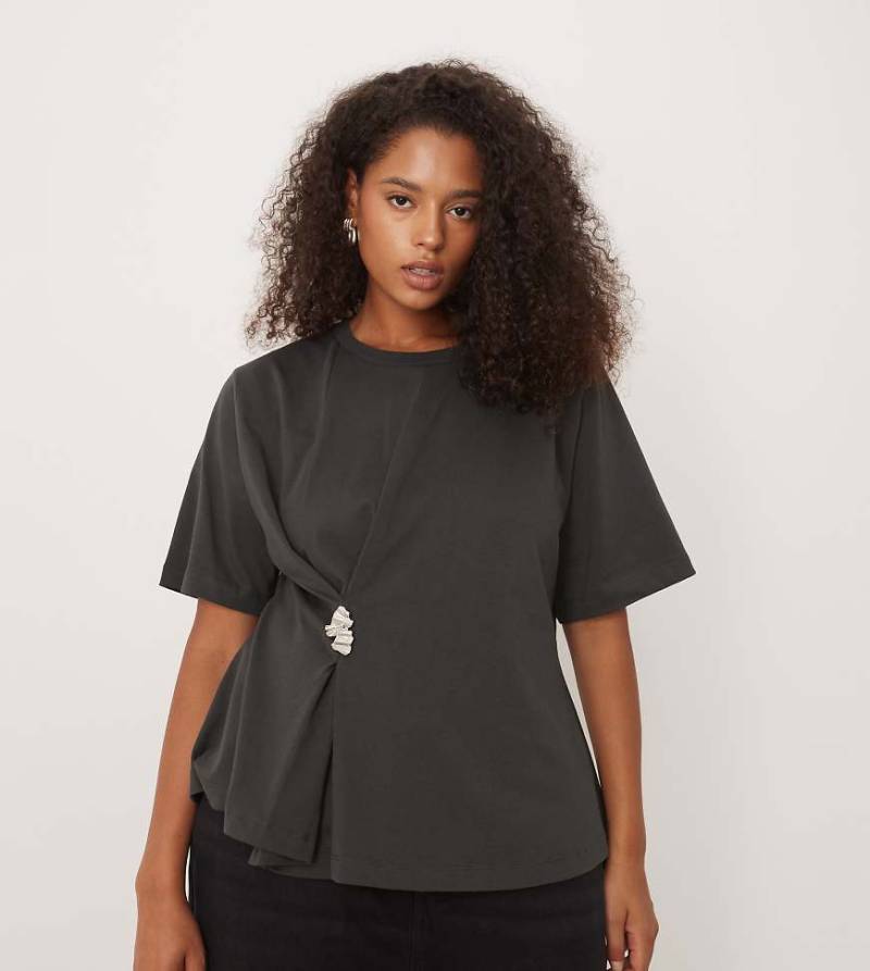 ASOS DESIGN Curve - Oversize-T-Shirt in Grauschwarz mit raffendem Metalldetail von ASOS Curve