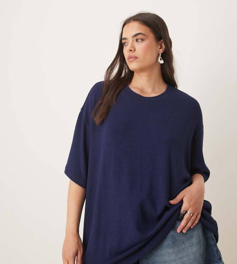 ASOS DESIGN Curve - Oversize-T-Shirt in Marineblau aus strukturiertem Strick von ASOS Curve