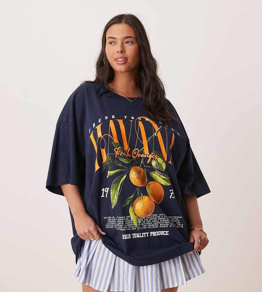 ASOS DESIGN Curve - Oversize-T-Shirt in Marineblau mit „Havana"-Orangen-Grafikprint ASOS DESIGN Curve - Oversize-T-Shirt in Marineblau mit „Havana"-Orangen-Grafikprint von ASOS Curve