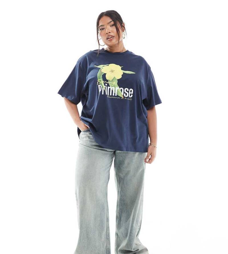 ASOS DESIGN Curve - Oversize-T-Shirt in Marineblau mit „Primrose"-Blumenprint von ASOS Curve
