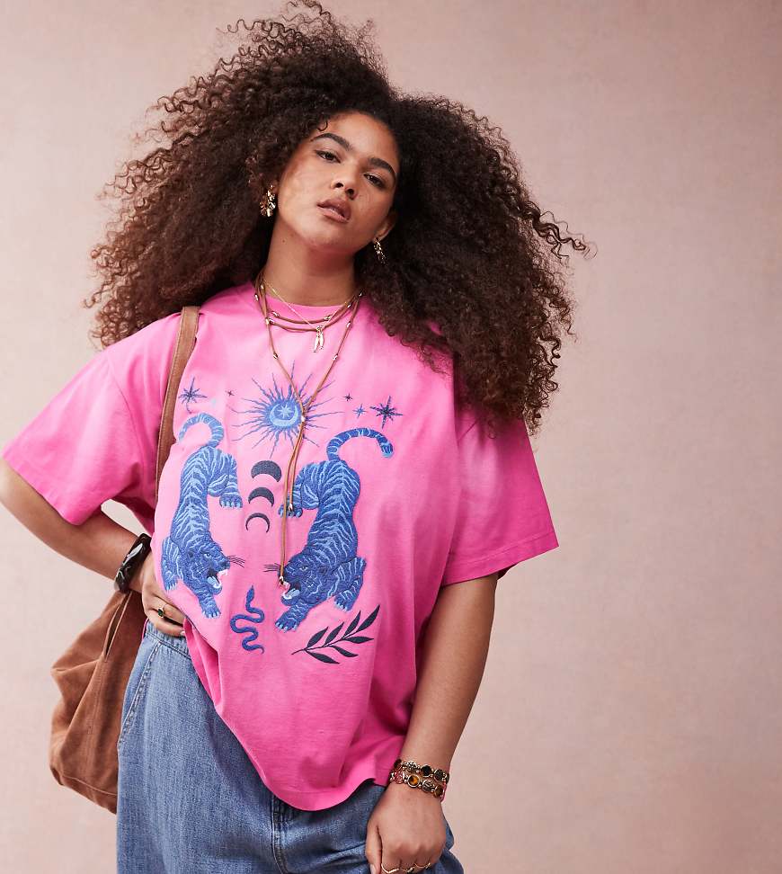ASOS DESIGN Curve - Oversize-T-Shirt in Rosa mit gesticktem Himmelskörper-Motiv ASOS DESIGN Curve - Oversize-T-Shirt in Rosa mit gesticktem Himmelskörper-Motiv von ASOS Curve