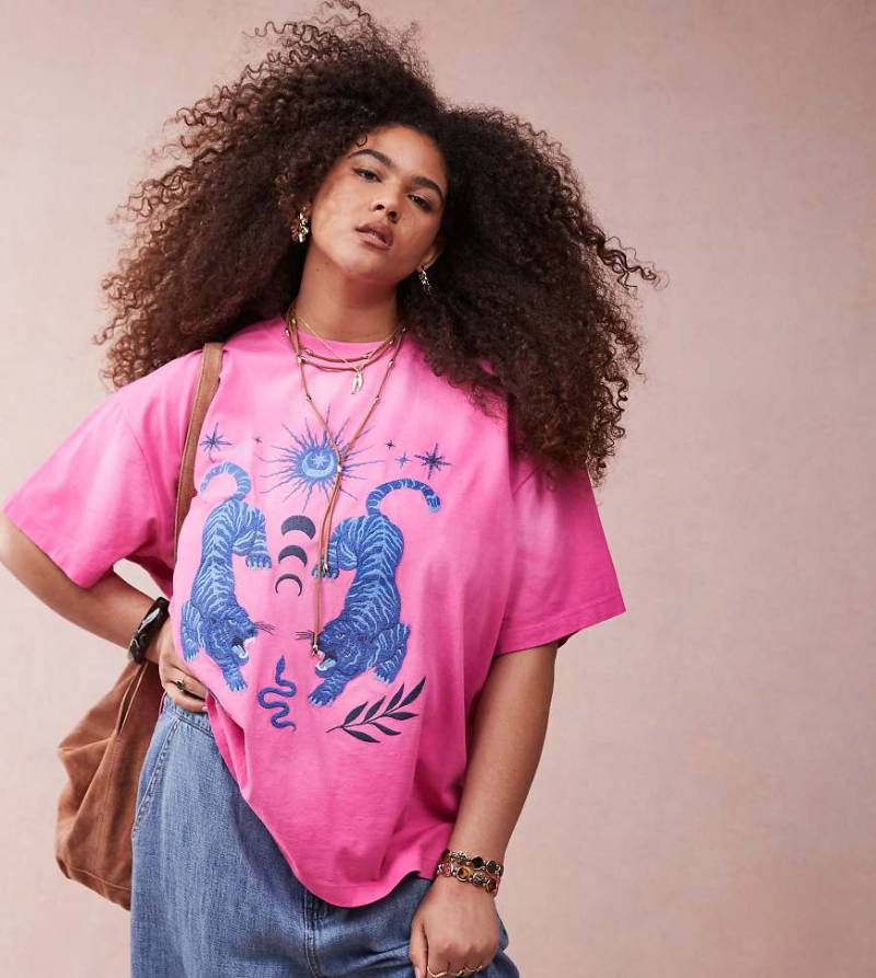 ASOS DESIGN Curve - Oversize-T-Shirt in Rosa mit gesticktem Himmelskörper-Motiv von ASOS Curve