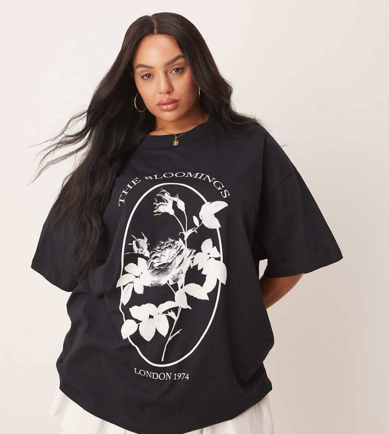 ASOS DESIGN Curve - Oversize-T-Shirt in Schwarz mit Blütengrafik von ASOS Curve