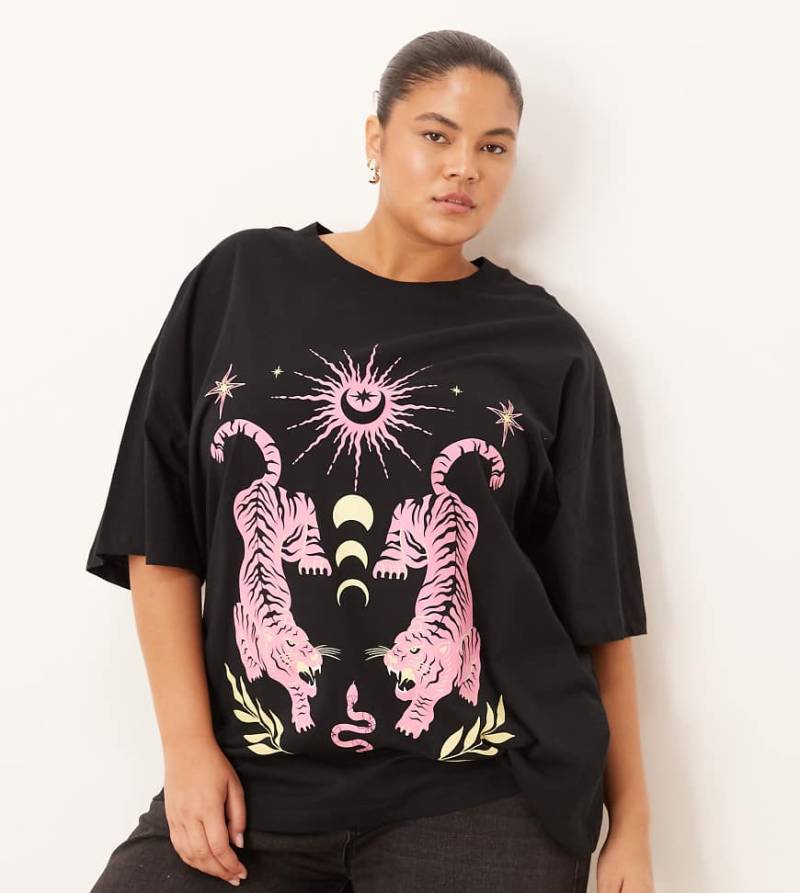 ASOS DESIGN Curve - Oversize-T-Shirt in Schwarz mit Tiger-Himmelskörper-Print von ASOS Curve