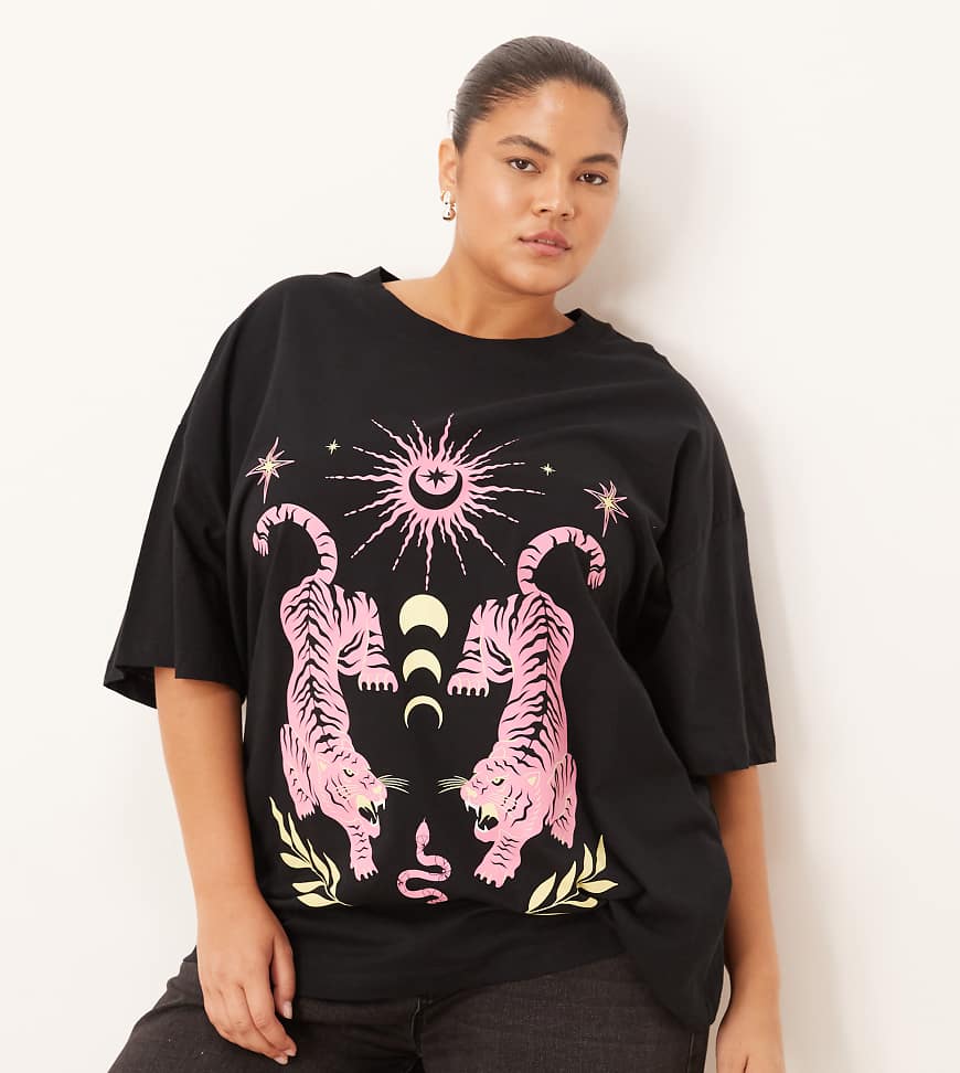 ASOS DESIGN Curve - Oversize-T-Shirt in Schwarz mit Tiger-Himmelskörper-Print ASOS DESIGN Curve - Oversize-T-Shirt in Schwarz mit Tiger-Himmelskörper-Print von ASOS Curve