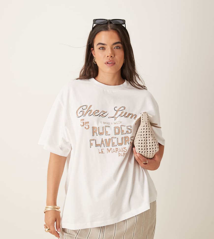 ASOS DESIGN Curve - Oversize-T-Shirt in Weiß mit „Chez Lumi"-Grafik ASOS DESIGN Curve - Oversize-T-Shirt in Weiß mit „Chez Lumi"-Grafik von ASOS Curve
