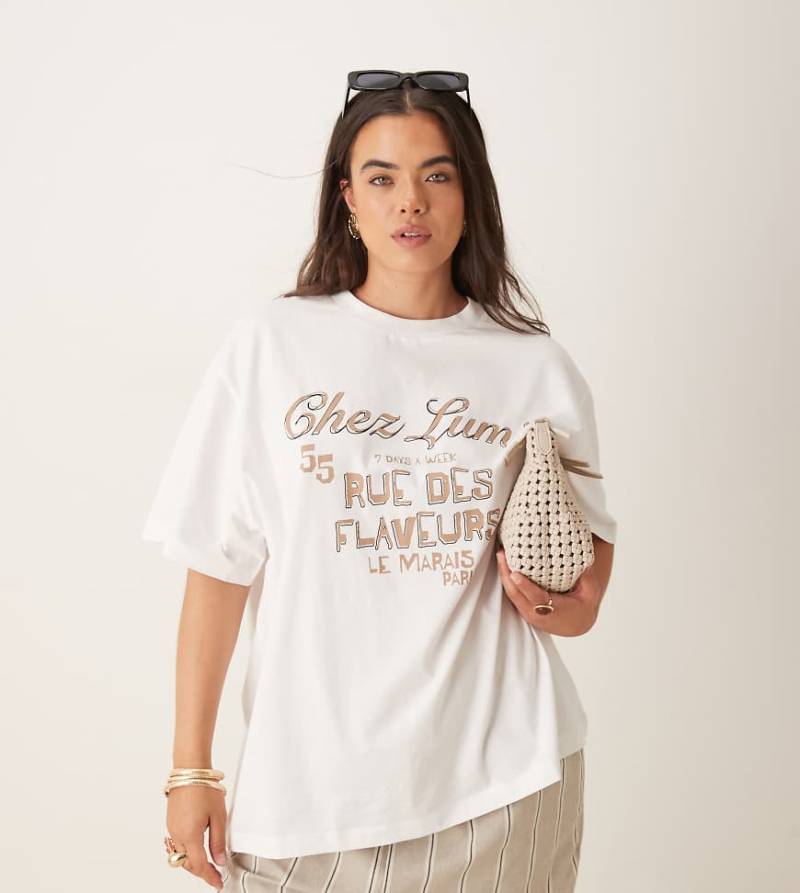 ASOS DESIGN Curve - Oversize-T-Shirt in Weiß mit „Chez Lumi"-Grafik von ASOS Curve