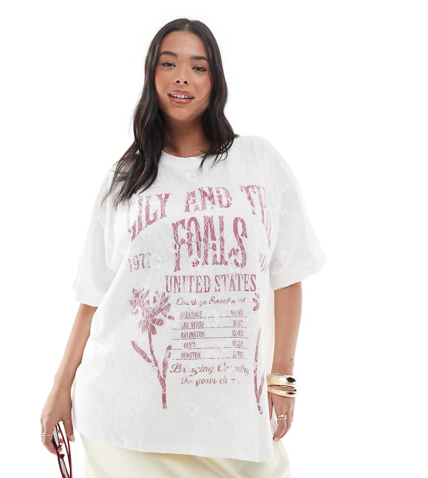 ASOS DESIGN Curve - Oversize-T-Shirt in Weiß mit Bandgrafik und Spitzen-Overlay ASOS DESIGN Curve - Oversize-T-Shirt in Weiß mit Bandgrafik und Spitzen-Overlay von ASOS Curve