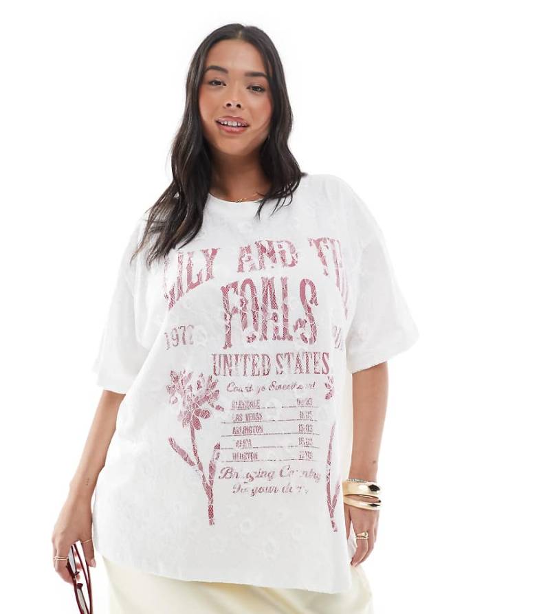 ASOS DESIGN Curve - Oversize-T-Shirt in Weiß mit Bandgrafik und Spitzen-Overlay von ASOS Curve