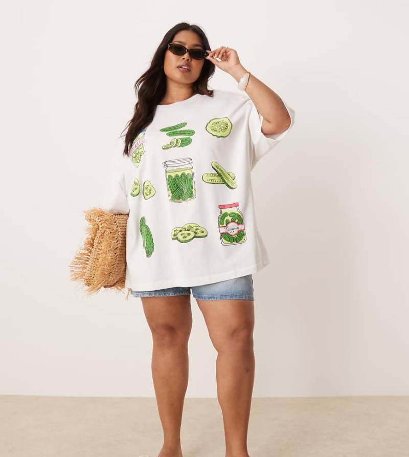 ASOS DESIGN Curve - Oversize-T-Shirt in Weiß mit Essiggurken-Grafikprint von ASOS Curve