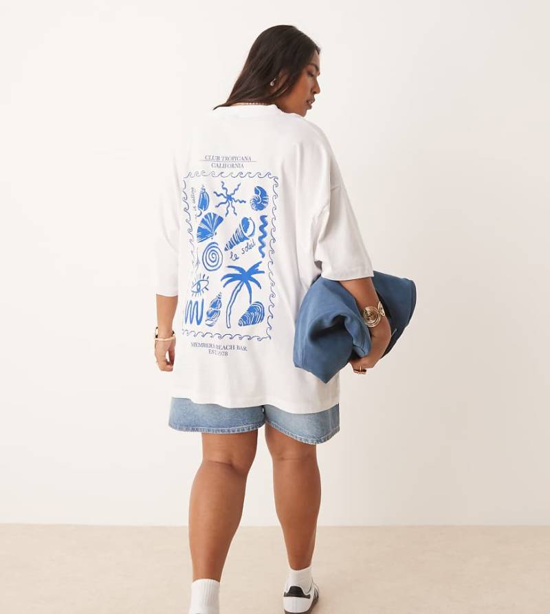 ASOS DESIGN Curve - Oversize-T-Shirt in Weiß mit Muschel-Grafik auf dem Rücken von ASOS Curve