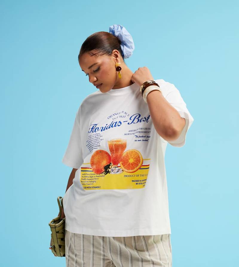 ASOS DESIGN Curve - Oversize-T-Shirt in Weiß mit Orangensaft-Grafik von ASOS Curve