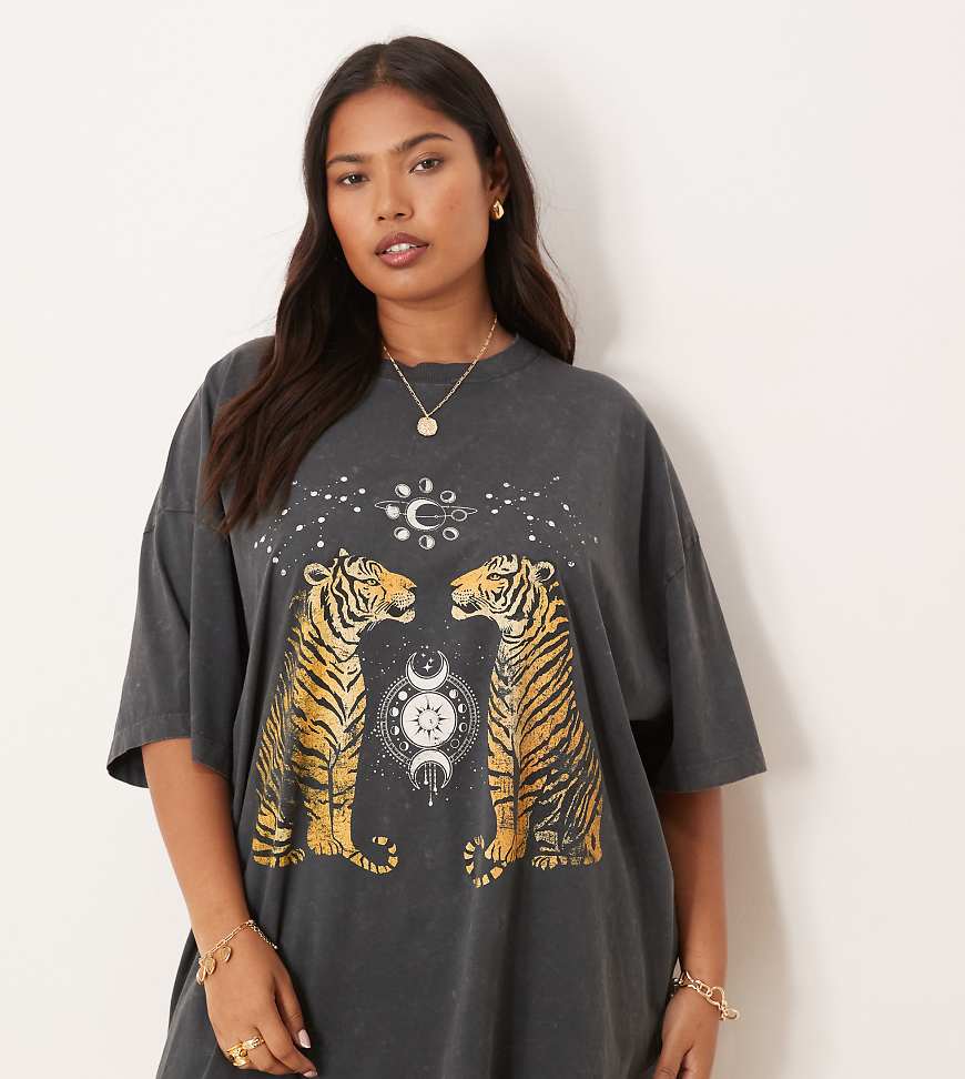 ASOS DESIGN Curve - Oversize-T-Shirt in verwaschenem Anthrazit mit Tiger-Grafikprint-Grau von ASOS Curve