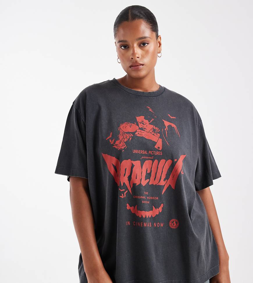 ASOS DESIGN Curve - Oversize-T-Shirt in verwaschenem Anthrazit mit lizenziertem „Dracula"-Halloween-Motivprint-Grau von ASOS Curve