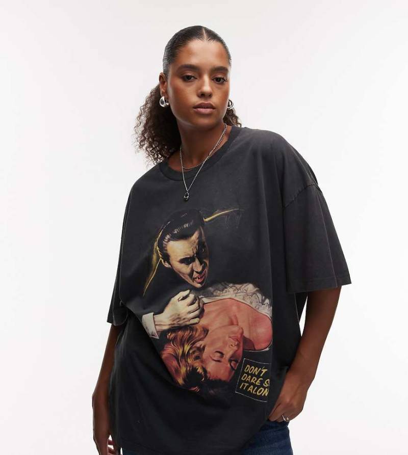 ASOS DESIGN Curve - Oversize-T-Shirt in verwaschenem Grau mit lizenziertem „Draculakuss"-Grafikprint ASOS DESIGN Curve - Oversize-T-Shirt in verwaschenem Grau mit lizenziertem „Draculakuss"-Grafikprint von ASOS Curve