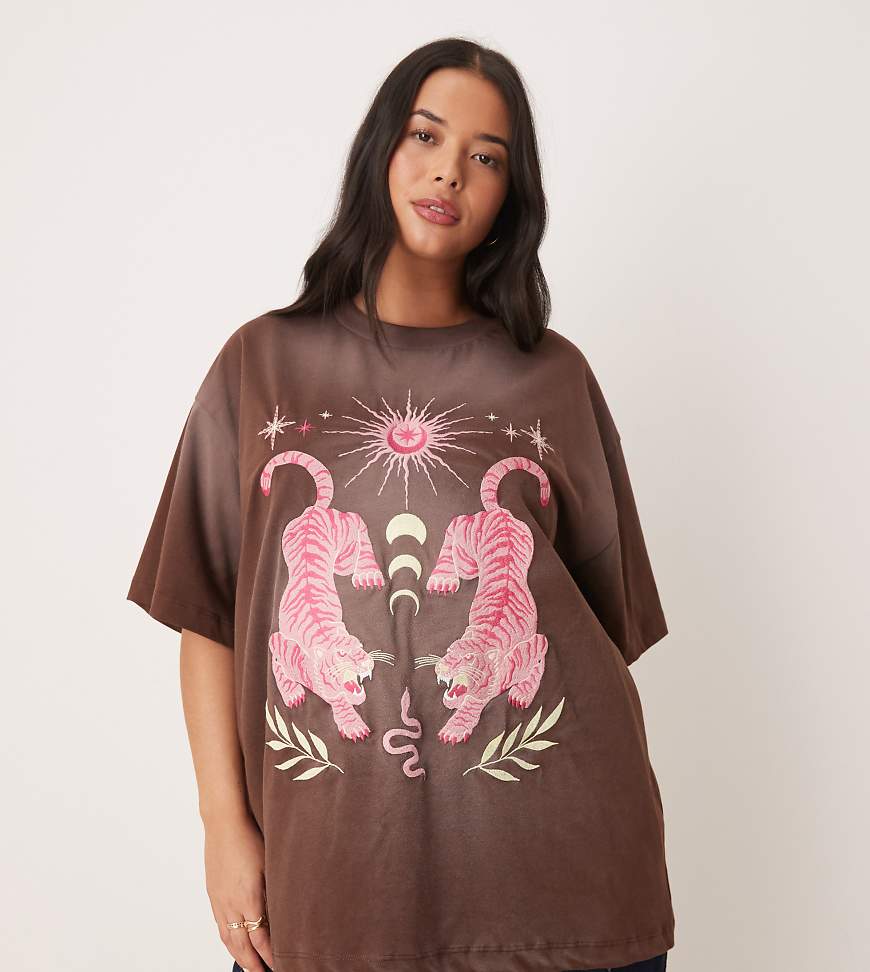 ASOS DESIGN Curve - Oversize-T-Shirt in verwaschenem Schokobraun mit gesticktem Himmelskörper-Motiv ASOS DESIGN Curve - Oversize-T-Shirt in verwaschenem Schokobraun mit gesticktem Himmelskörper-Motiv von ASOS Curve