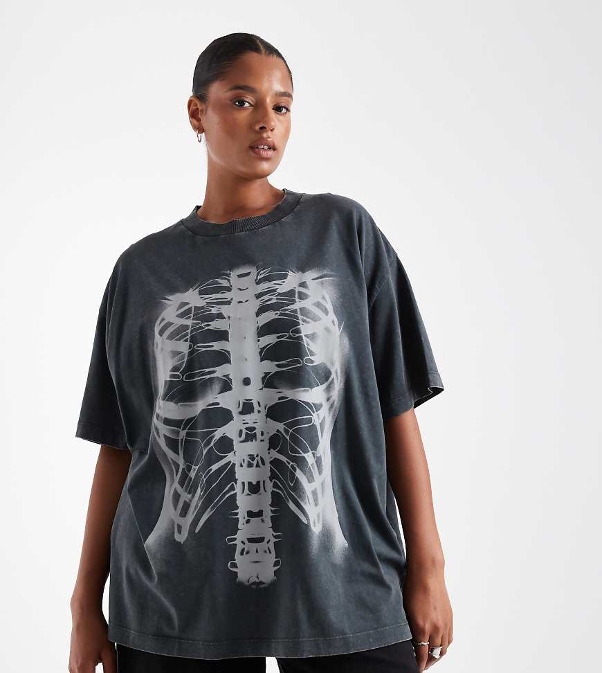 ASOS DESIGN Curve - Oversize-T-Shirt in verwaschenem Schwarz mit Röntgen-Grafikprint-Grau ASOS DESIGN Curve - Oversize-T-Shirt in verwaschenem Schwarz mit Röntgen-Grafikprint-Grau von ASOS Curve