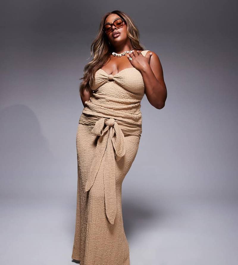 ASOS DESIGN Curve - Ozzy - Strukturierter Strand-Maxirock in Beige mit geknoteter Vorderseite-Neutral von ASOS Curve