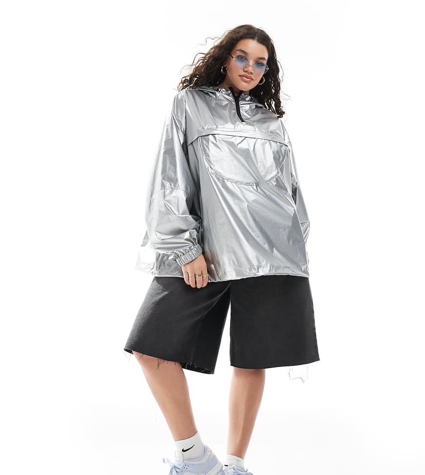 ASOS DESIGN Curve - Pac-A-Mac - Regenjacke in Metallic-Silber ASOS DESIGN Curve - Pac-A-Mac - Regenjacke in Metallic-Silber von ASOS Curve