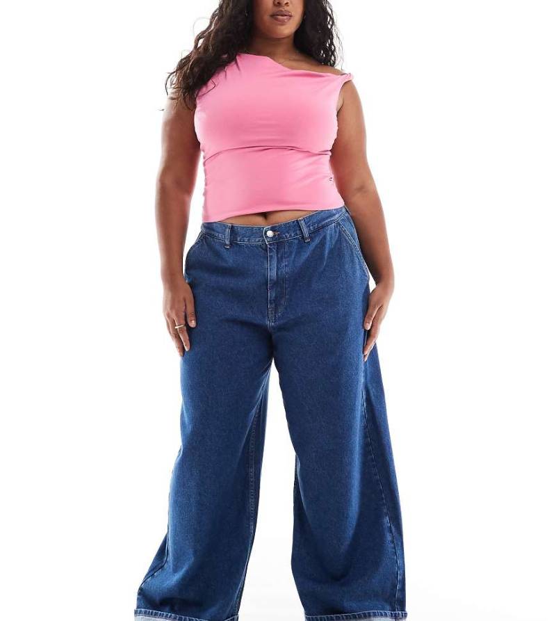 ASOS DESIGN Curve - Parallel-Jeans in klarem Mittelblau mit Umschlag von ASOS Curve