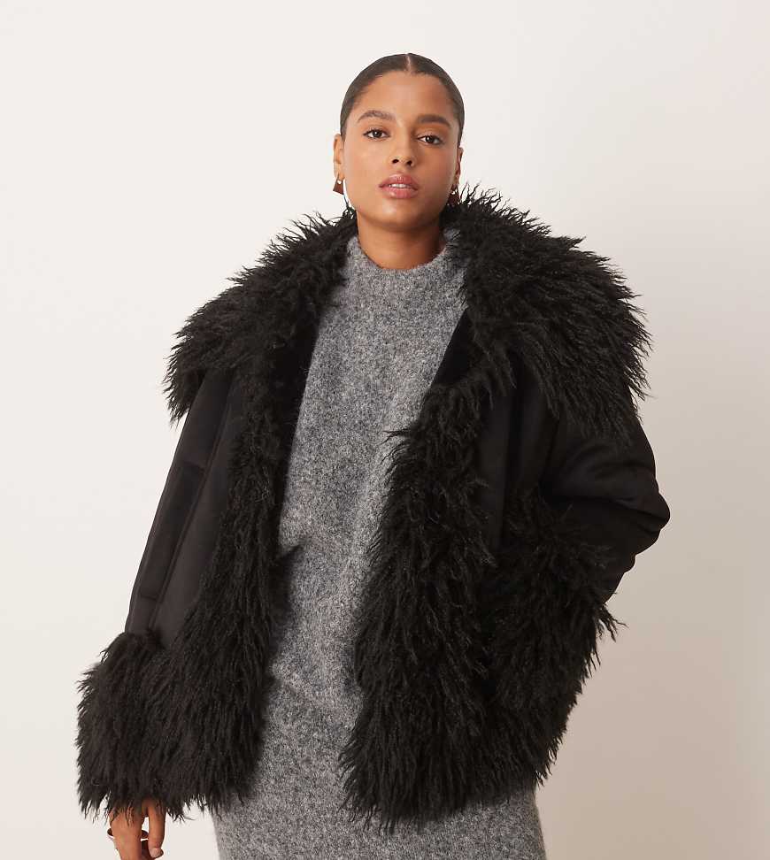 ASOS DESIGN Curve - Penny Lane - Mantel in Schwarz mit Kunstpelzbesatz von ASOS Curve
