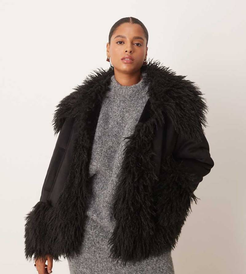 ASOS DESIGN Curve - Penny Lane - Mantel in Schwarz mit Kunstpelzbesatz von ASOS Curve