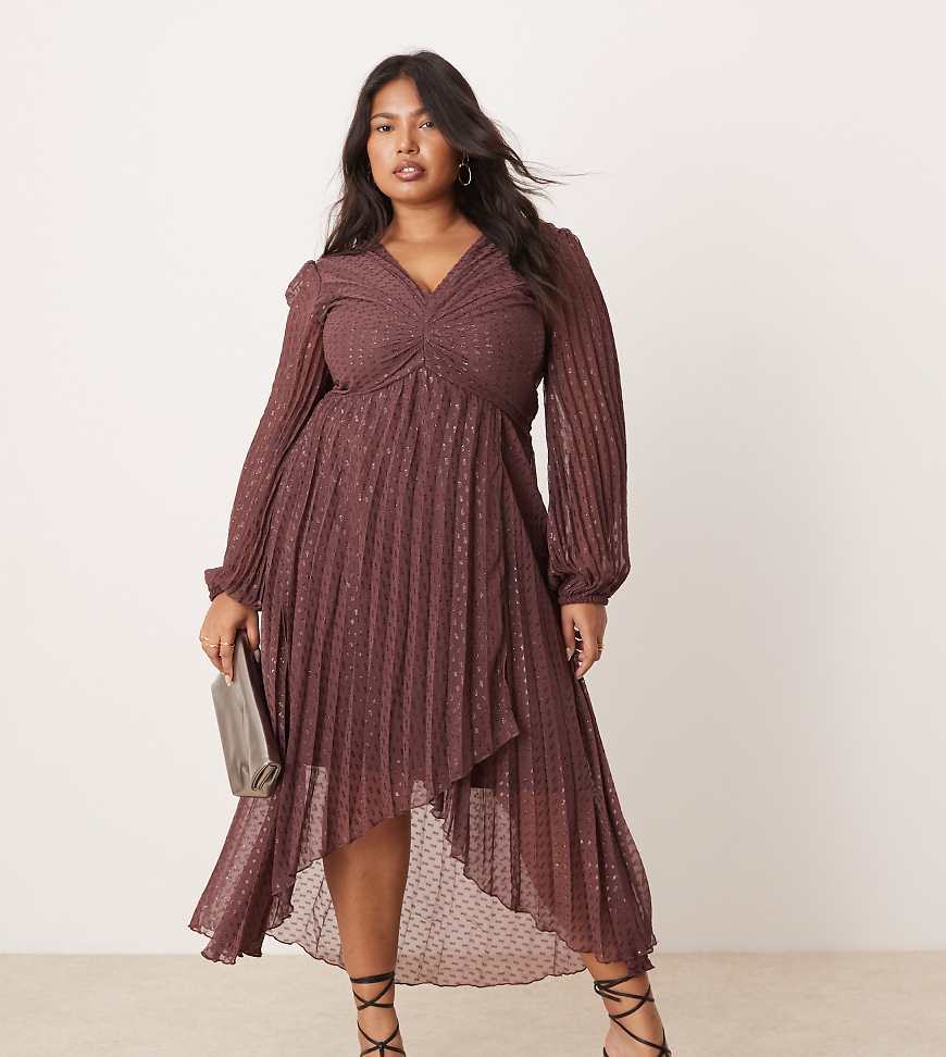 ASOS DESIGN Curve - Plissee-Midikleid aus Metallic-Dobbystoff in Aubergine mit Wickelrock-Bunt ASOS DESIGN Curve - Plissee-Midikleid aus Metallic-Dobbystoff in Aubergine mit Wickelrock-Bunt von ASOS Curve