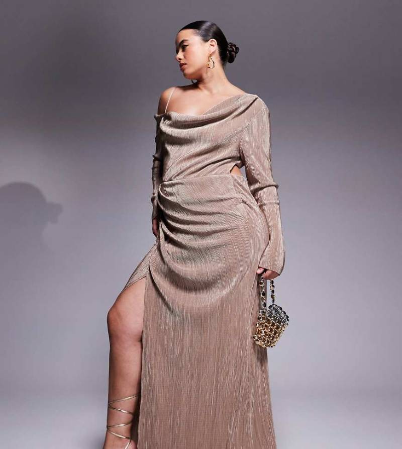 ASOS DESIGN Curve - Plissiertes Maxikleid in Kamelbraun mit abfallender Schulterpartie und Raffungen-Neutral von ASOS Curve