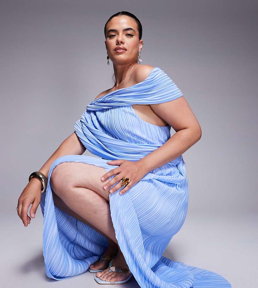 ASOS DESIGN Curve - Plissiertes Maxikleid in Pastellblau mit Rock in Wickeloptik und drapierter Schulterpartie ASOS DESIGN Curve - Plissiertes Maxikleid in Pastellblau mit Rock in Wickeloptik und drapierter Schulterpartie von ASOS Curve