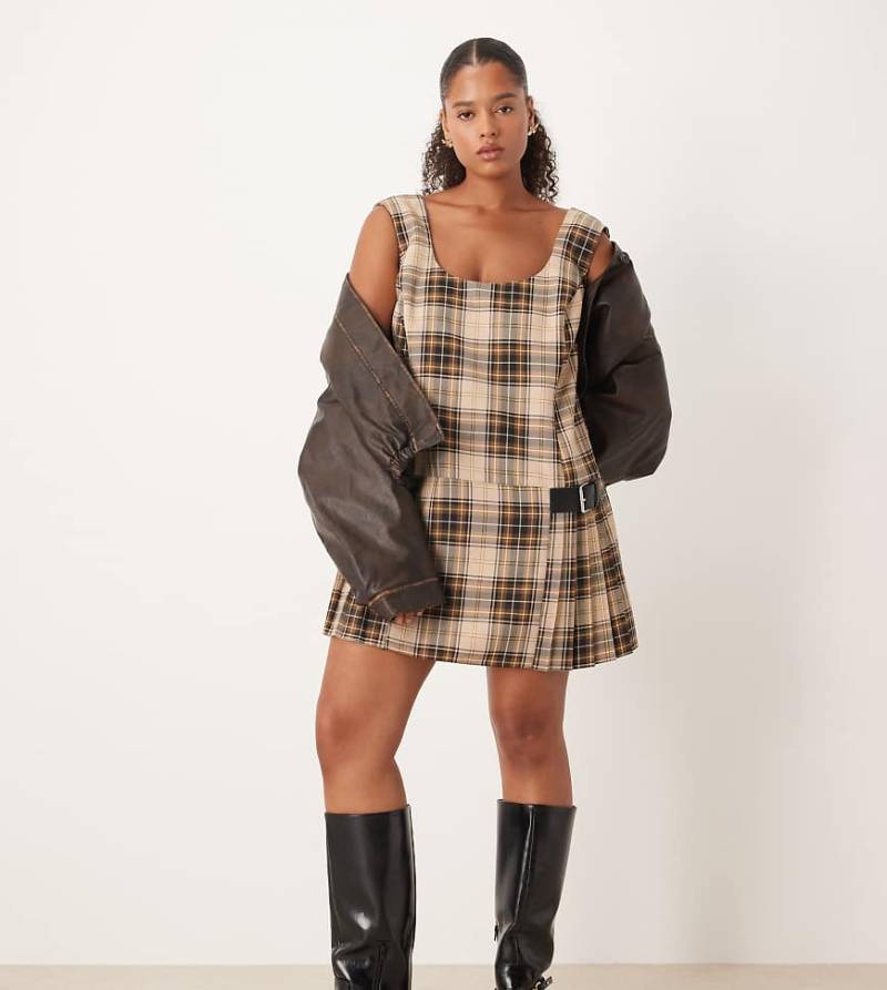 ASOS DESIGN Curve - Plissiertes Minikleid in schokobraun kariert mit U-Ausschnitt-Bunt von ASOS Curve