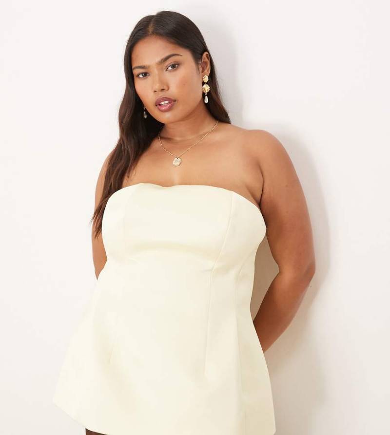 ASOS DESIGN Curve - Premium - Trägerloses Schößchen-Oberteil in Buttermilchgelb aus strukturiertem Satin von ASOS Curve
