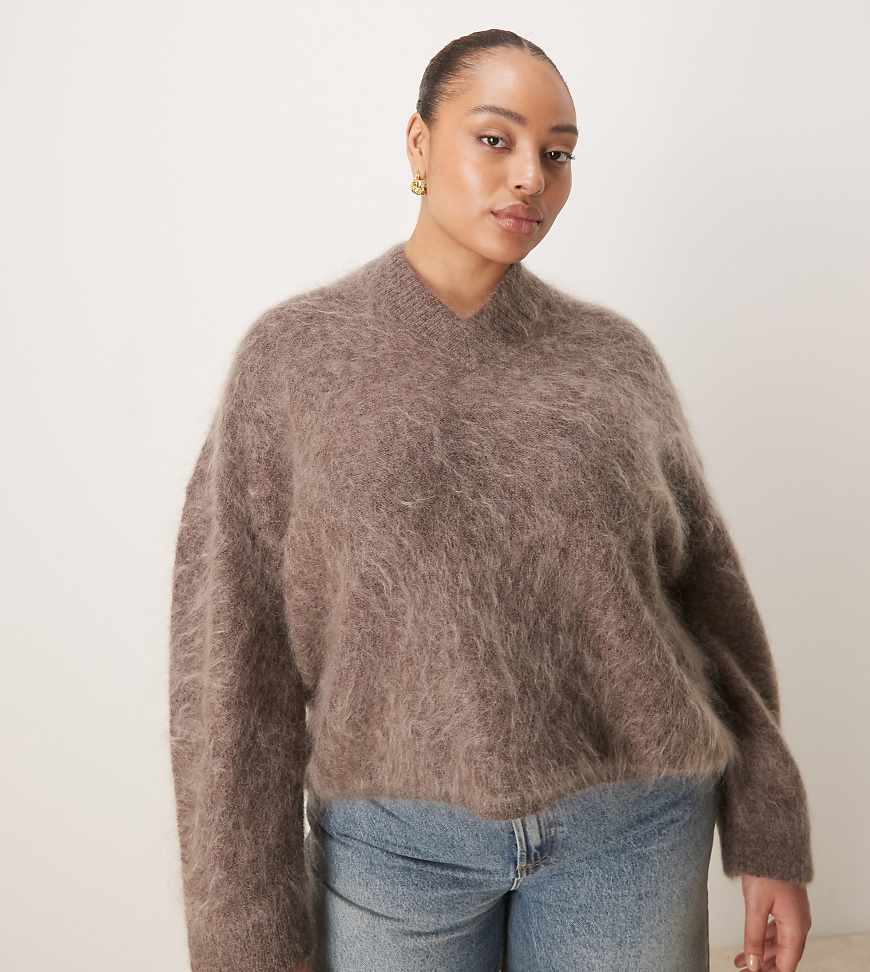ASOS DESIGN Curve - Pullover aus Mohair in Mokka mit weiten Ärmeln und V-Ausschnitt-Brown ASOS DESIGN Curve - Pullover aus Mohair in Mokka mit weiten Ärmeln und V-Ausschnitt-Brown von ASOS Curve