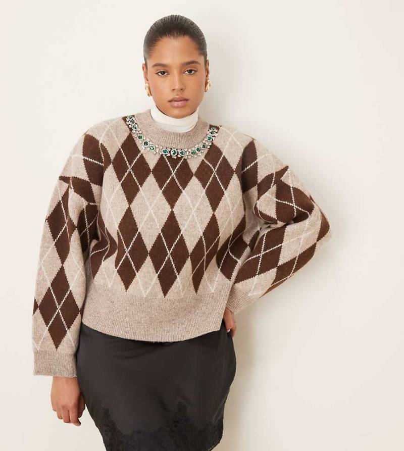 ASOS DESIGN Curve - Pullover in Braun mit Rautenmuster am Ausschnitt-Brown von ASOS Curve