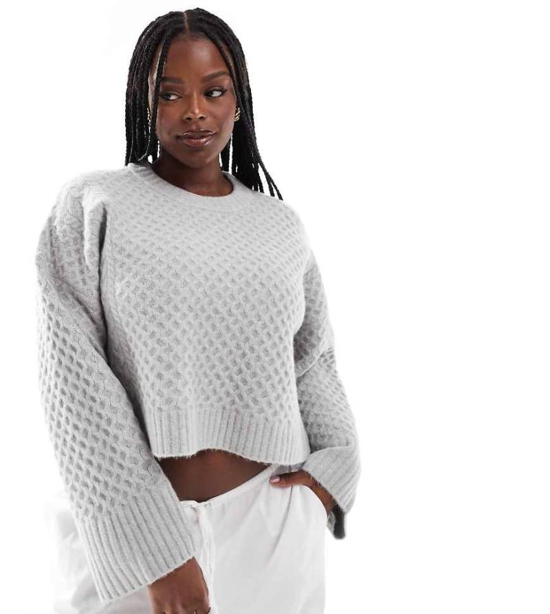 ASOS DESIGN Curve - Pullover in Grau mit Zopfmuster, Rundhalsausschnitt und breiten Bündchen von ASOS Curve