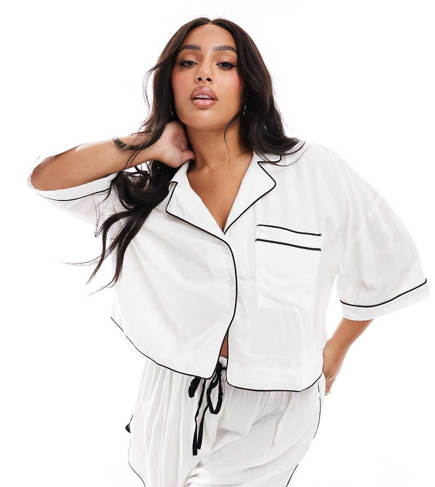ASOS DESIGN Curve - Superweiches, fließendes Pyjama-Hemd in Weiß mit kurzem Schnitt und farblich abgesetzter Einfassung ASOS DESIGN Curve - Superweiches, fließendes Pyjama-Hemd in Weiß mit kurzem Schnitt und farblich abgesetzter Einfassung von ASOS Curve