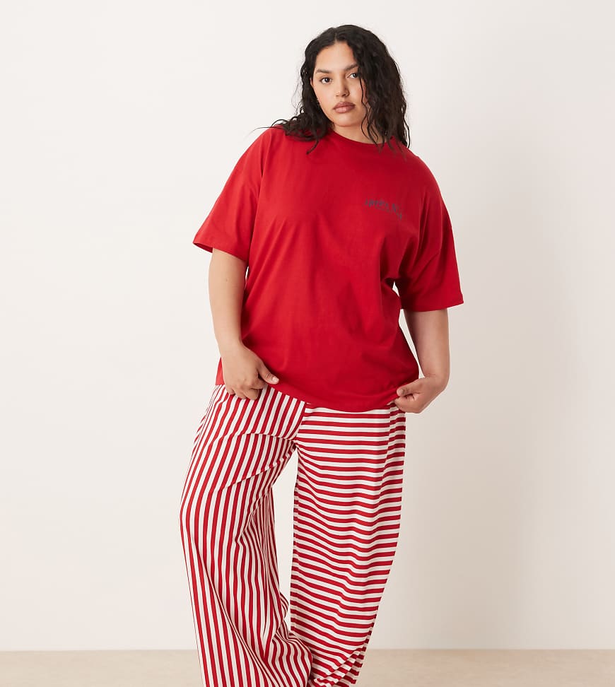 ASOS DESIGN Curve - Pyjama aus Oversize-T-Shirt mit „Après Ski"-Grafikprint und Hose mit weitem Bein-Rot ASOS DESIGN Curve - Pyjama aus Oversize-T-Shirt mit „Après Ski"-Grafikprint und Hose mit weitem Bein-Rot von ASOS Curve