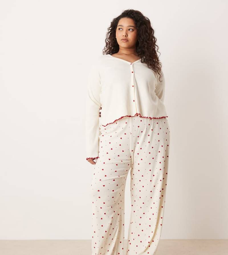 ASOS DESIGN Curve - Pyjama aus geknöpfter Strickjacke und Hose mit Herzmuster-Weiß von ASOS Curve
