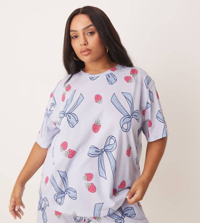 ASOS DESIGN Curve - Pyjama in Blau mit Schleifen- und Beerenmuster, aus Oversize-T-Shirt und Shorts ASOS DESIGN Curve - Pyjama in Blau mit Schleifen- und Beerenmuster, aus Oversize-T-Shirt und Shorts von ASOS Curve