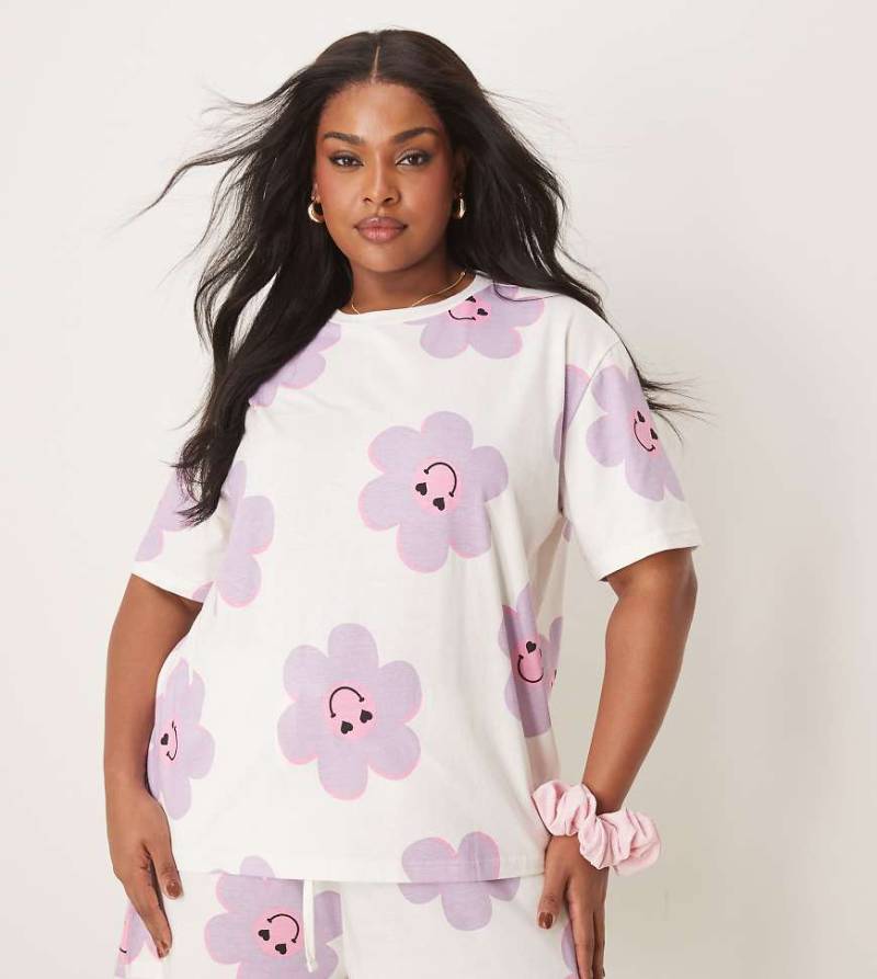 ASOS DESIGN Curve - Pyjama in Cremeweiß mit Blumenmuster, bestehend aus Oversize-T-Shirt und Shorts-Grün von ASOS Curve