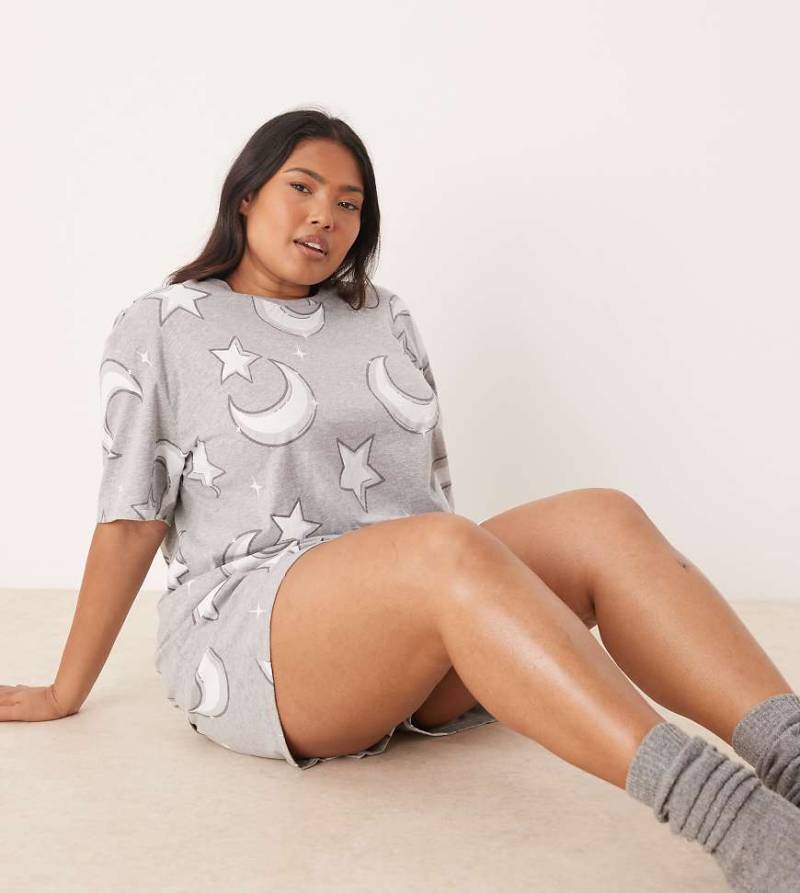 ASOS DESIGN Curve - Pyjama in Grau mit Mond- und Sternen-Print bestehend aus Oversize-T-Shirt und Shorts-Bunt von ASOS Curve