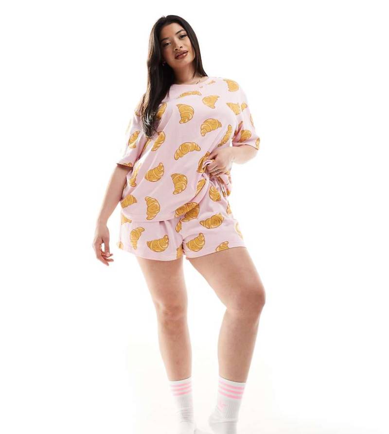 ASOS DESIGN Curve - Pyjama in Rosa mit Oversize-T-Shirt und Shorts mit Croissant-Muster von ASOS Curve