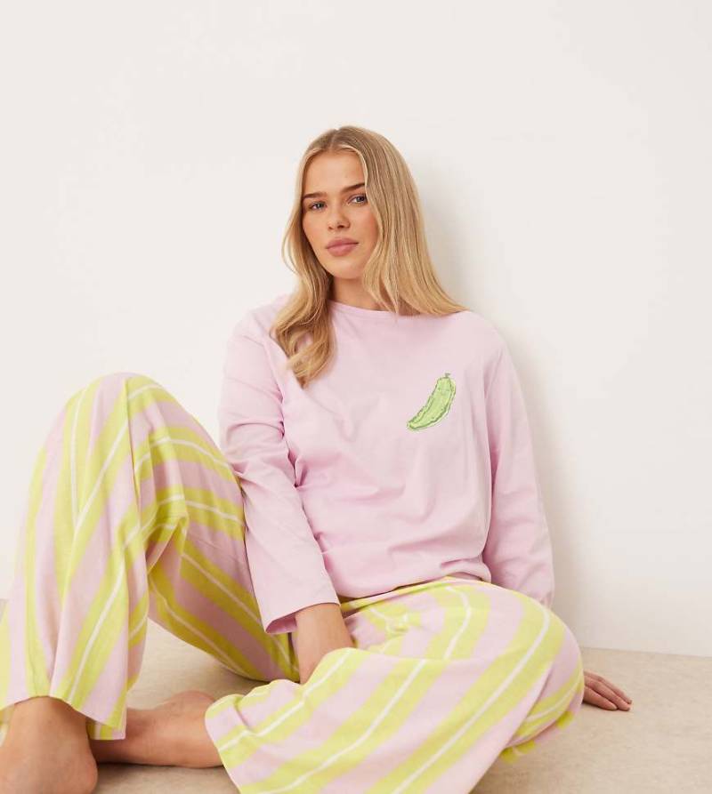 ASOS DESIGN Curve - Pyjama mit Essiggurken-Grafik, bestehend aus langärmligem Oversize-T-Shirt und Hose-Bunt von ASOS Curve