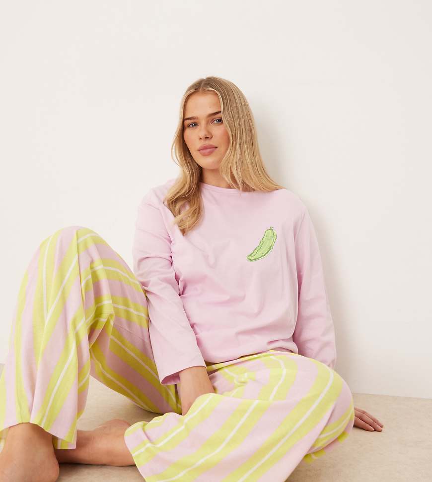 ASOS DESIGN Curve - Pyjama mit Essiggurken-Grafik, bestehend aus langärmligem Oversize-T-Shirt und Hose-Bunt von ASOS Curve