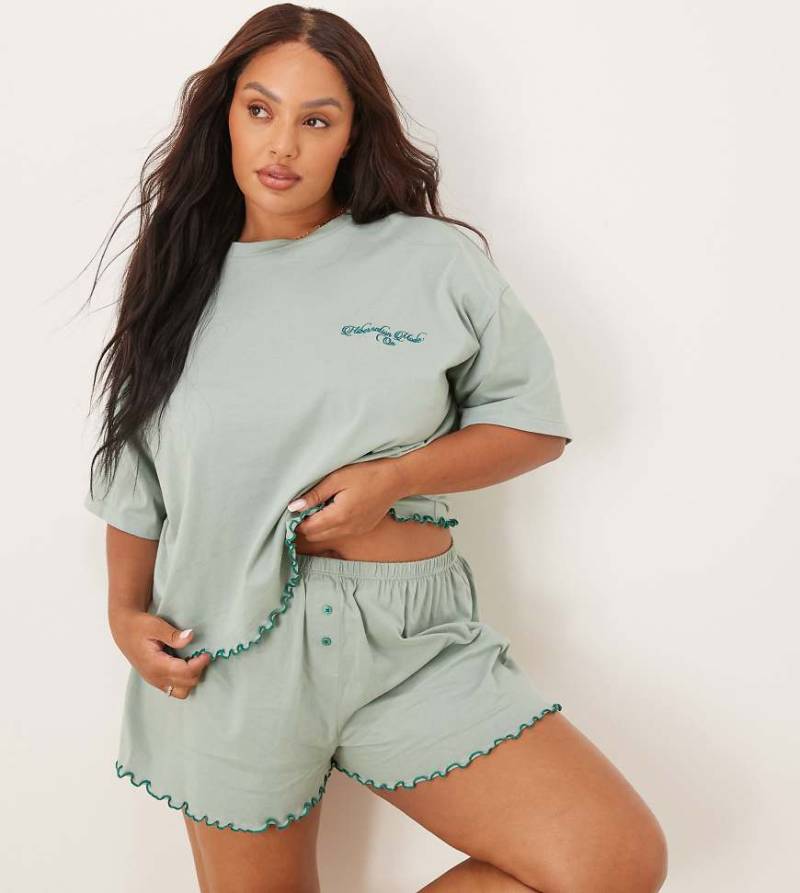 ASOS DESIGN Curve - Pyjama mit Schriftzug, aus kurzärmligem Oberteil und Shorts-Bunt von ASOS Curve
