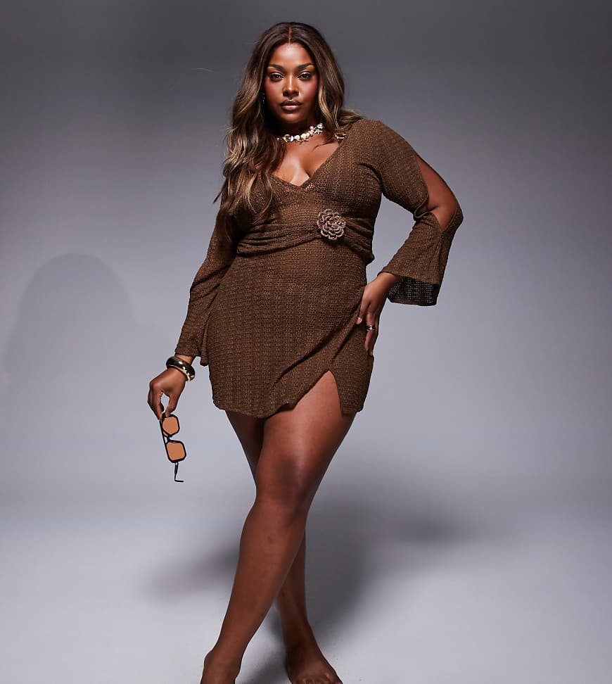 ASOS DESIGN Curve - Raffi - Minikleid in Dunkelbraun mit tiefem Ausschnitt von ASOS Curve