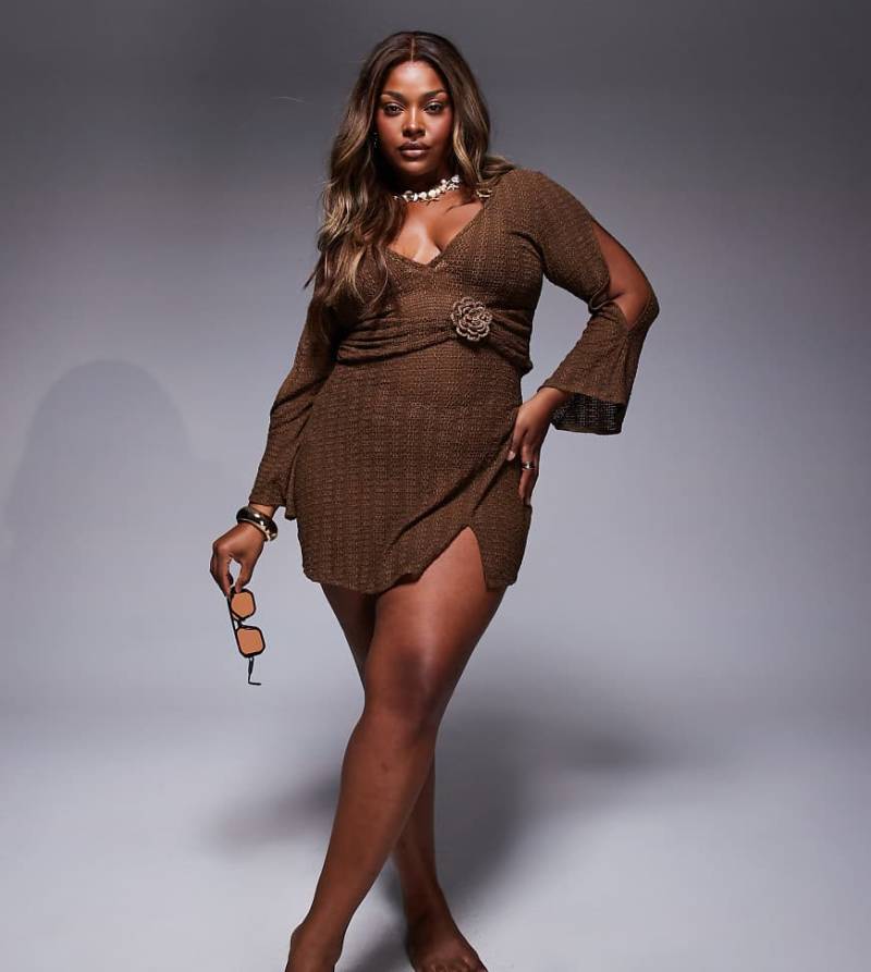 ASOS DESIGN Curve - Raffi - Minikleid in Dunkelbraun mit tiefem Ausschnitt von ASOS Curve