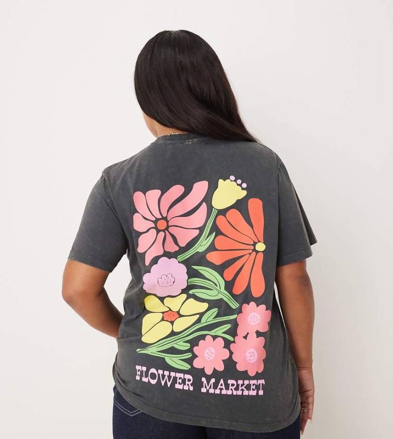 ASOS DESIGN Curve - Regular Fit T-Shirt in verwaschenem Anthrazit mit kunstvoller Blumenmarkt-Grafik-Grau von ASOS Curve