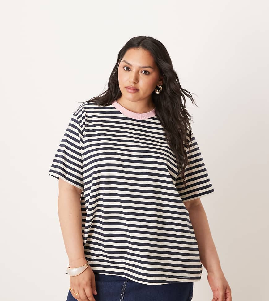ASOS DESIGN Curve - Regular Fit T-Shirt mit Streifen und farblich abgesetzter Einfassung-Marineblau von ASOS Curve