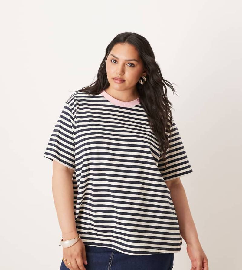 ASOS DESIGN Curve - Regular Fit T-Shirt mit Streifen und farblich abgesetzter Einfassung-Marineblau von ASOS Curve