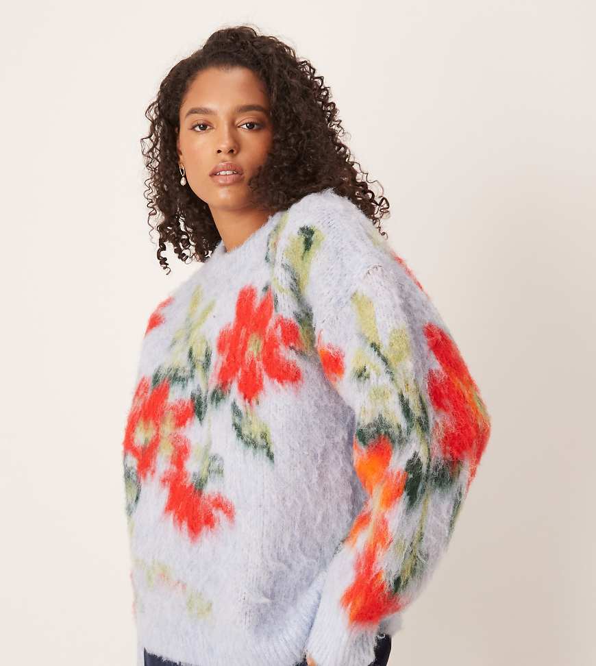 ASOS DESIGN Curve - Relaxed-Fit-Pullover in Blau mit Blumenmuster in verschwommener Optik von ASOS Curve